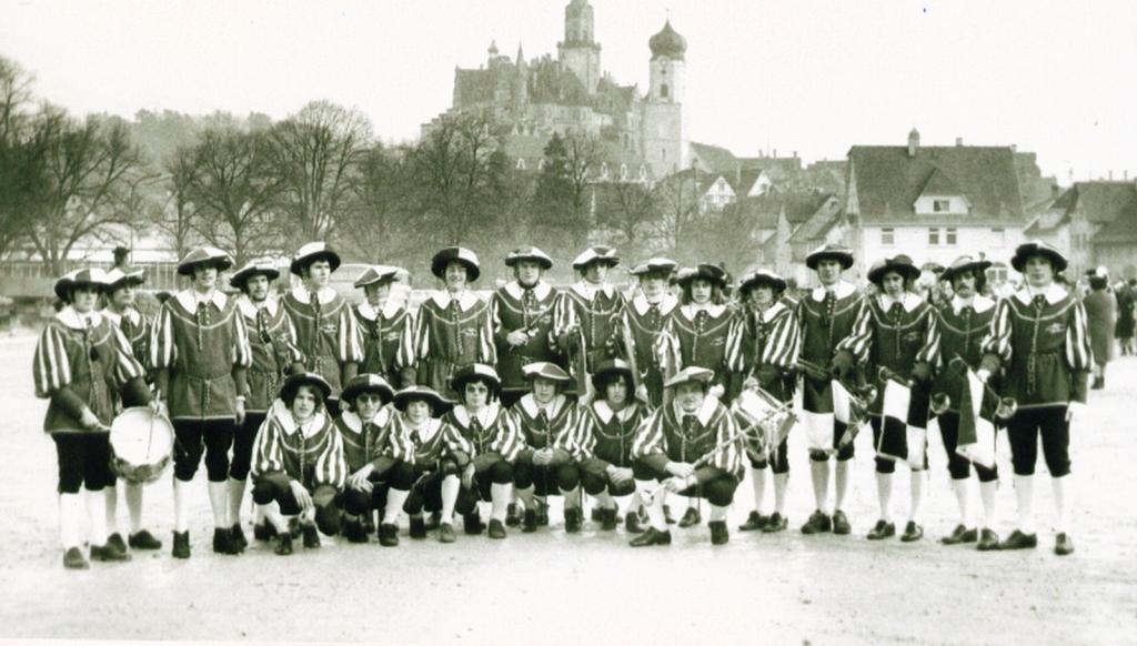 Historisches Gruppenfoto des Spielmanns- und Fanfarenzugs Sigmaringen aus dem Jahr 1972